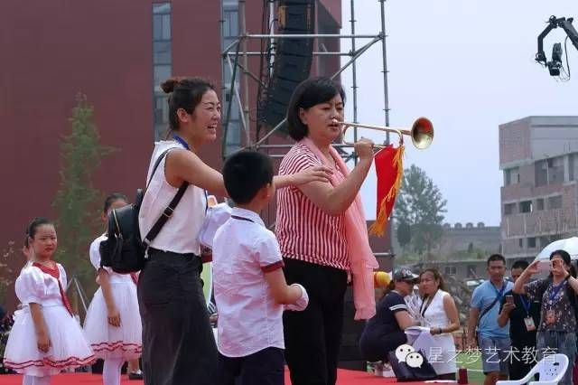 2016年星之夢(mèng)藝術(shù)學(xué)校的孩子們第 一次登上電視臺(tái)