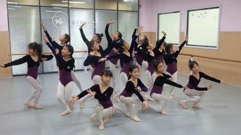 星之夢舞蹈專 業與河南電視臺都市頻道《舞蹈星計劃》欄目組合作簽約